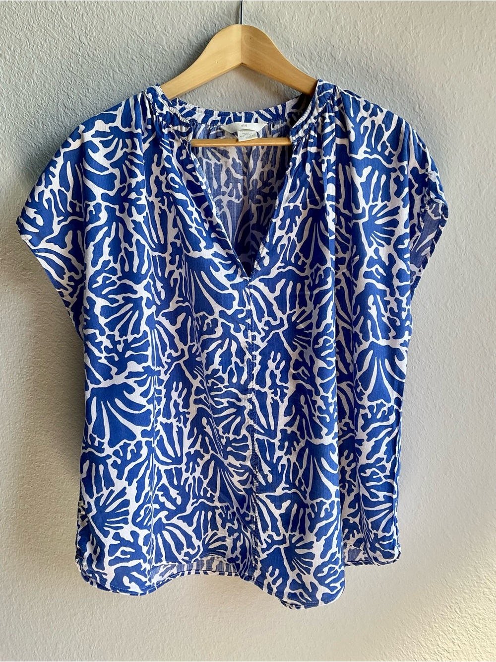 H&M Blue and White Short Sleeve V-Neck Top
